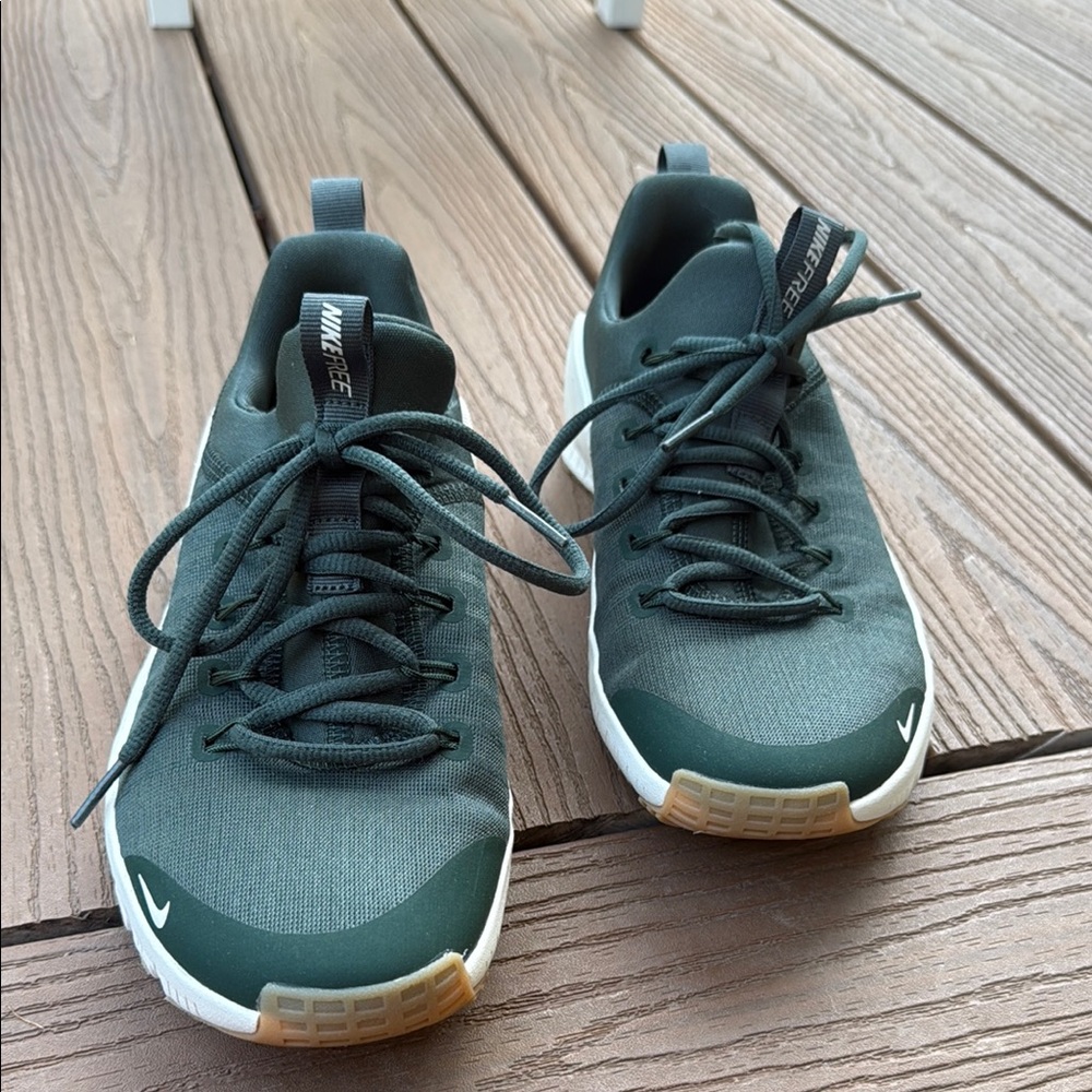 Nike Green Athletic Shoes with Sleek Design